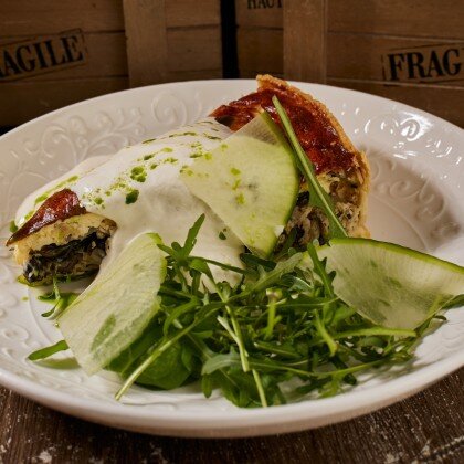 Киш с курицей и шпинатом с соусом Грюер