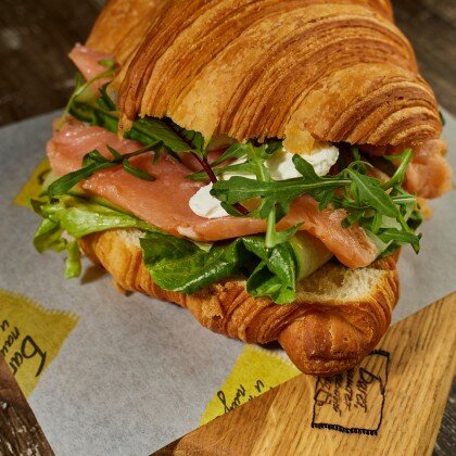 Круассан с лососем и творожным сыром