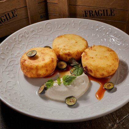 Сырники с ванильным кремом, вяленой клюквой и вишнёвым вареньем