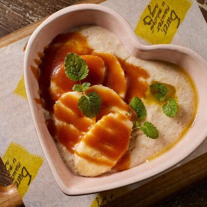 Овсяная каша с бананом и карамелью на кокосовом молоке