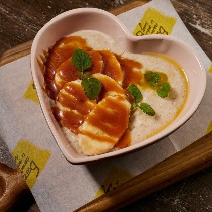 Овсяная каша с бананом и карамелью на молоке