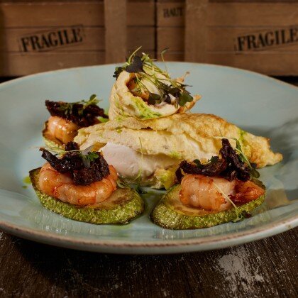 Омлет "Ди Маре" со сливочным сыром, креветками, вялеными томатами и цукини