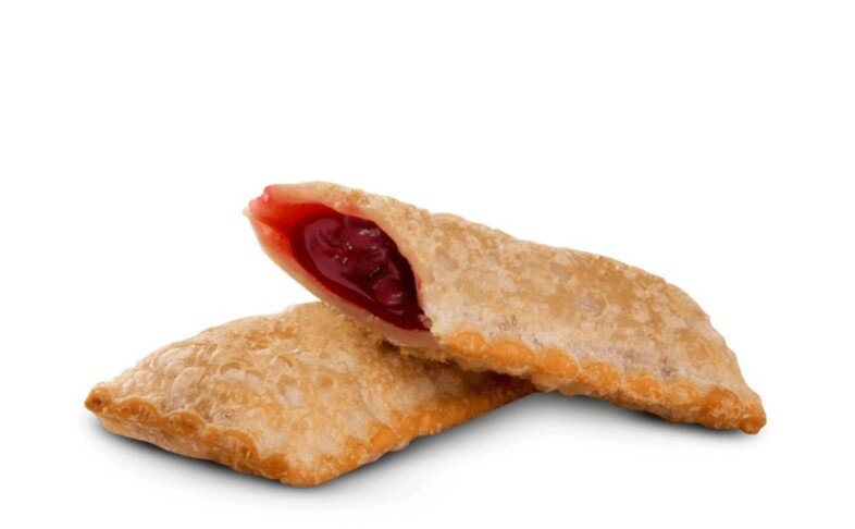 Сладкий пирожок с вишней