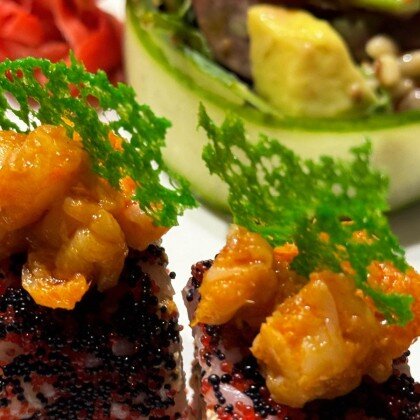 Ролл Тай с лососем, креветкой, творожным сыром, шампиньонами и томатами черри