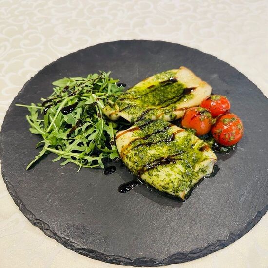 Кальмар в соусе песто с рукколой