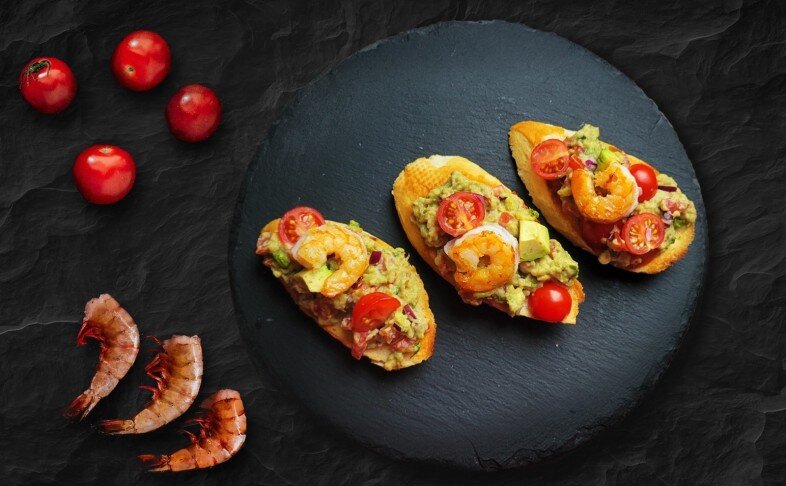Брускетты гуакамоле с креветкой