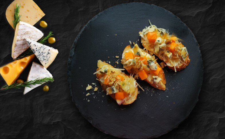 Брускетты 4 сыра