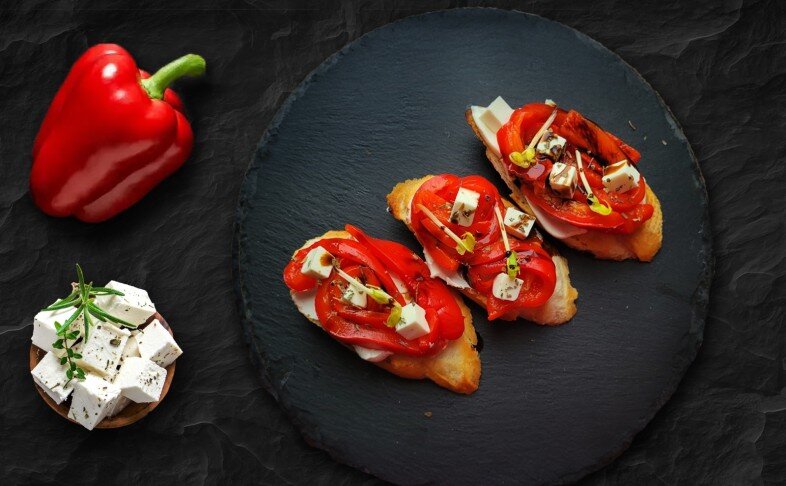 Брускетты с печеным перцем