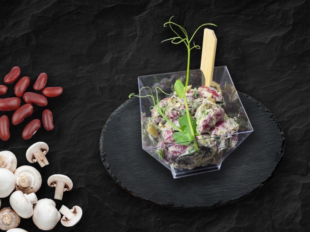Салат с фасолью, грибами и грецким орехом