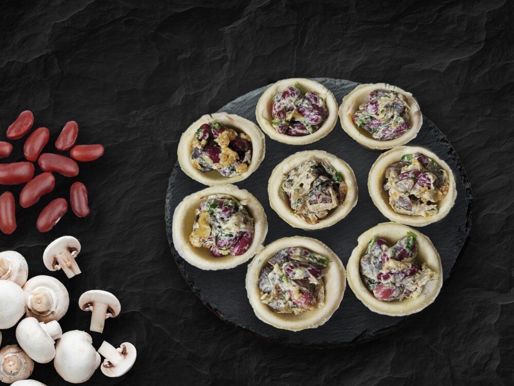 Тарталетки с фасолью, грибами и грецким орехом