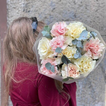 Букет 9 французских роз нежный микс с эвкалиптом