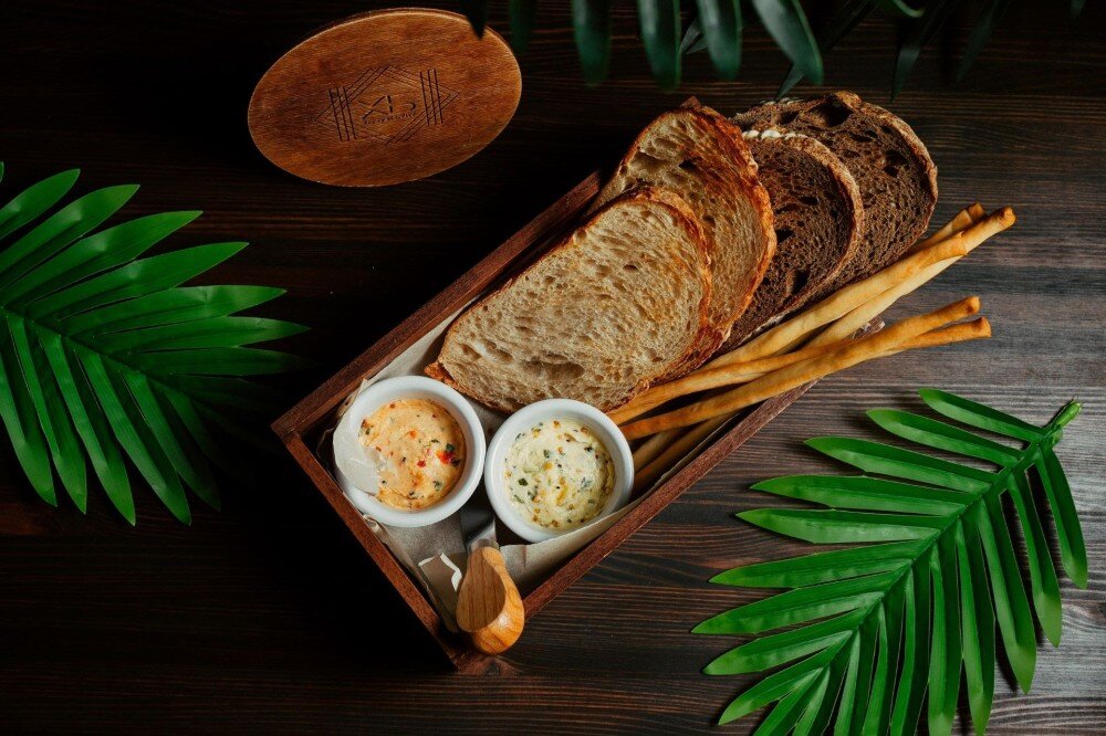 Хлебная корзинка с перечным и горчичным маслом