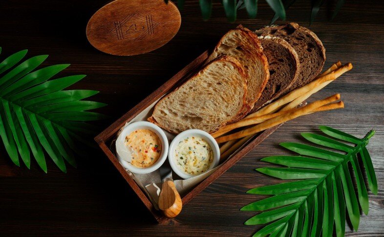 Хлебная корзинка с перечным и горчичным маслом