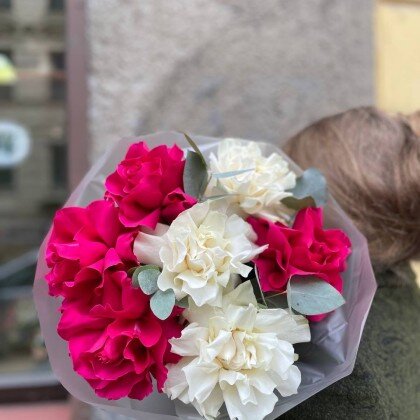 Букет 7 французских роз с эвкалиптом