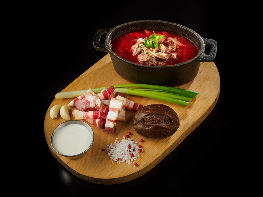 Борщ с рваной свининой из смокера, салом и тёплой булочкой