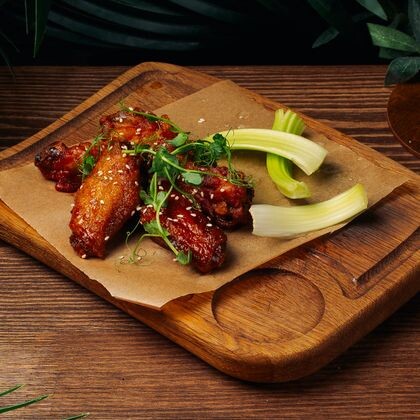 Куриные крылья в соусе «Баффало»