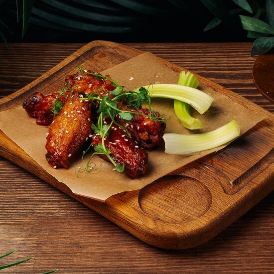 Куриные крылья в соусе «Баффало»