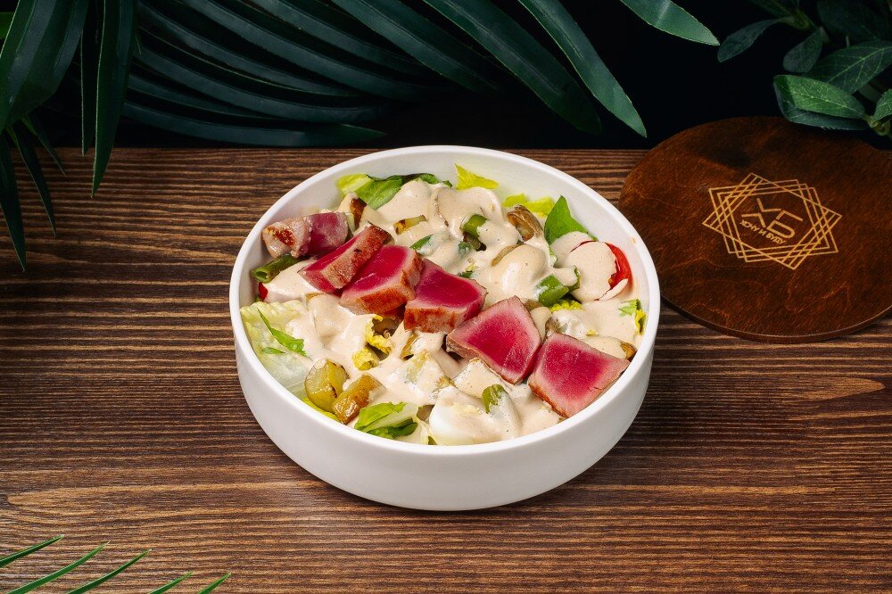 Салат с тунцом и ореховым соусом
