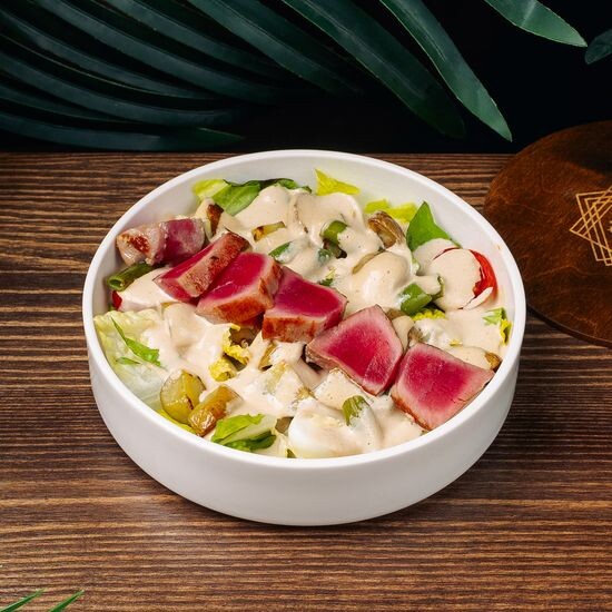 Салат с тунцом и ореховым соусом