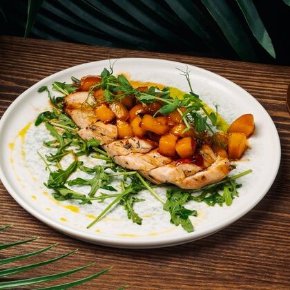 Стейк из куриной грудки с карамелизированными персиками