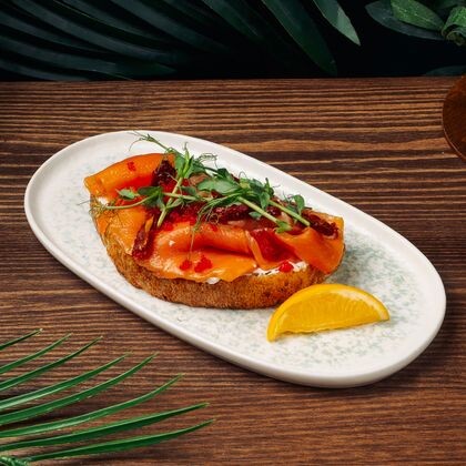 Брускетта с лососем
