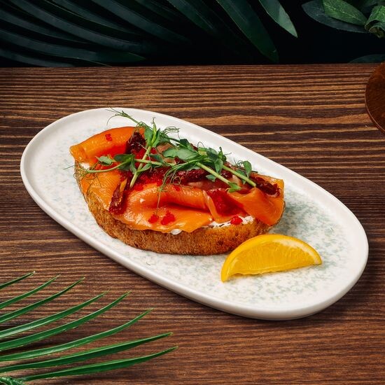 Брускетта с лососем