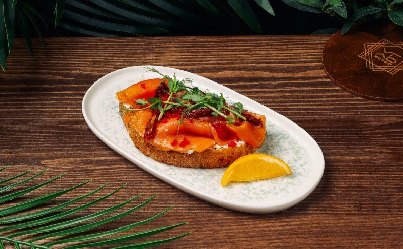 Брускетта с лососем