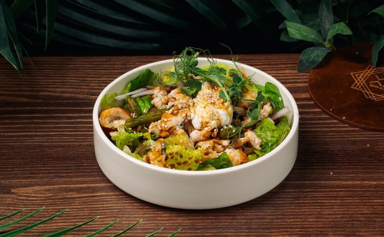 Салат с цыпленком, грибами и фасолью