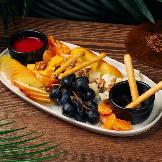 Сырная тарелка с фруктами