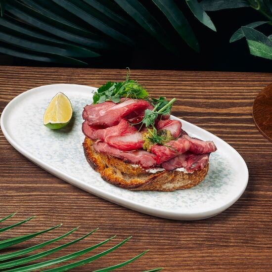 Брускетта с ростбифом, гуакамоле и лаймом