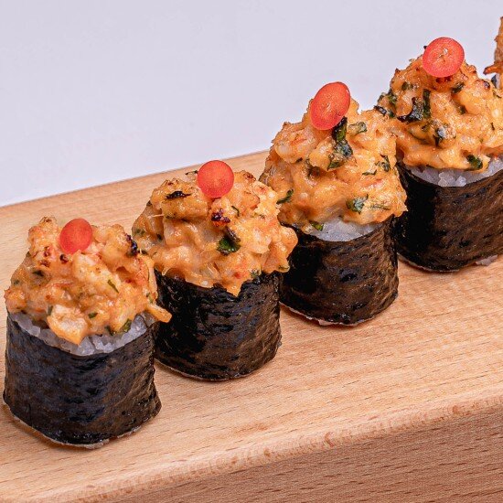 Запеченный ролл с креветкой в соусе том ям