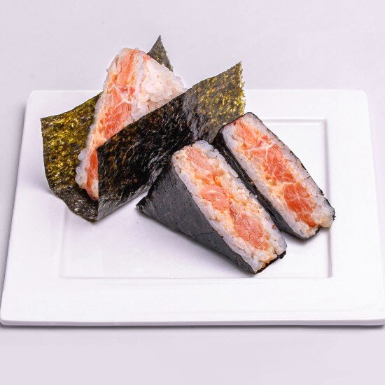 Онигири Лосось в спайси соусе