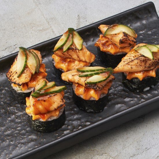 Ролл с крабом и лососем гриль