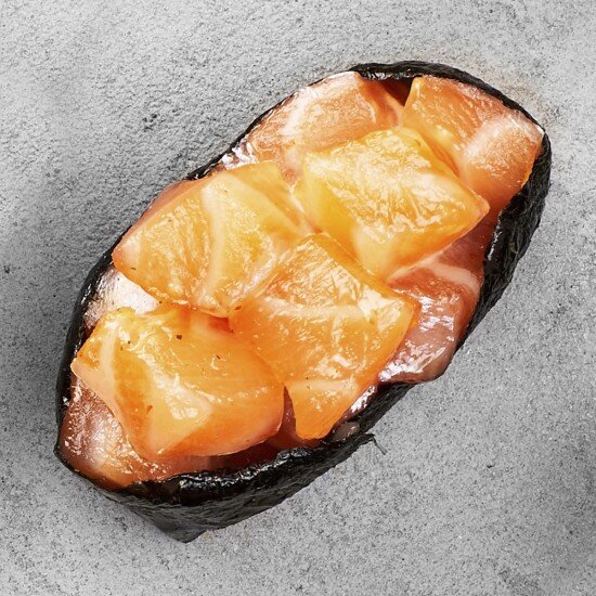 Гункан лосось спайси