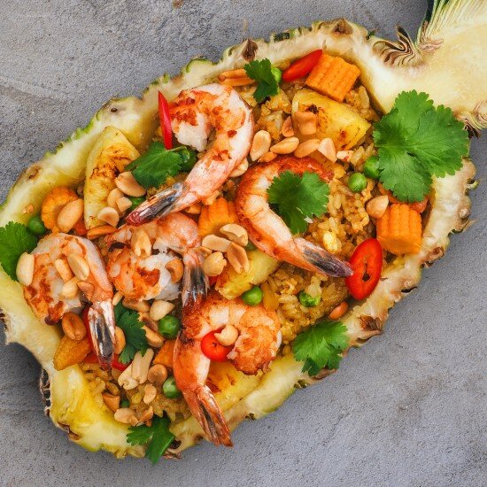 Рис по-тайски Као Пад в ананасе с креветками