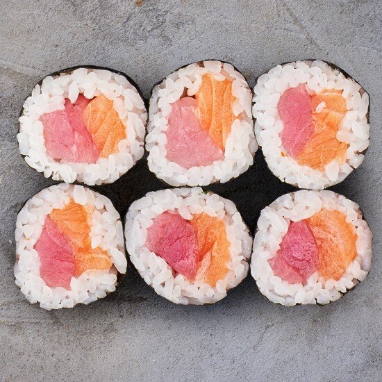 Ролл с тунцом и лососем
