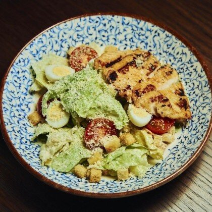 *Салат Цезарь с курицей