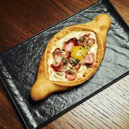 *Хачапури по-аджарски с беконом и грибами