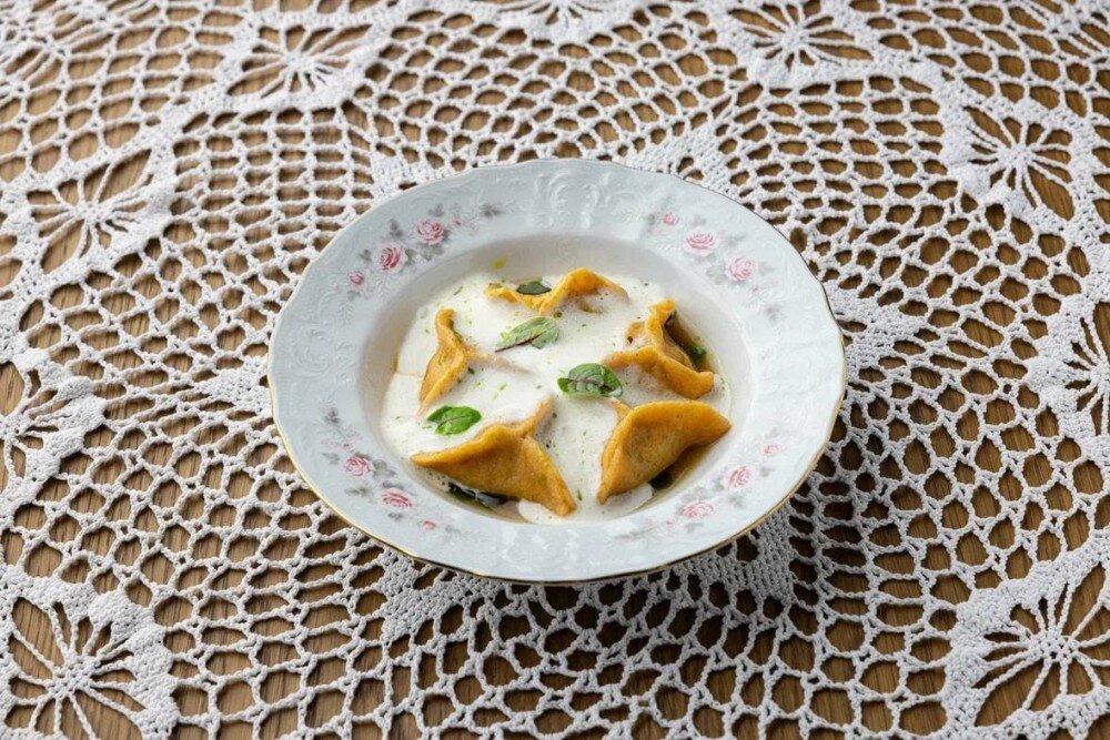 Пельмени с томленой уткой и муссом из пармезана