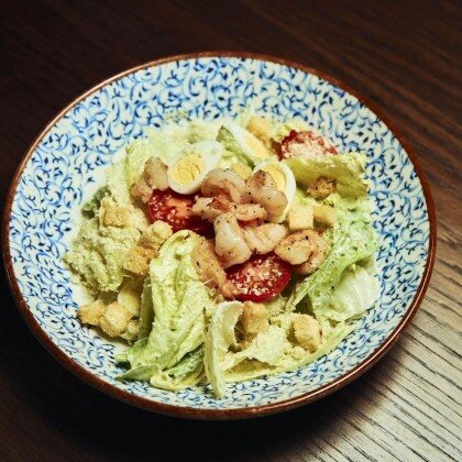 *Салат Цезарь с тигровыми креветками