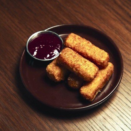 *Сулугуни жареный с клюквенным соусом