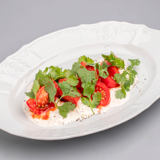 Томаты кимчи со страчателлой и кинзой