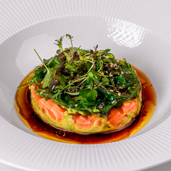 Тартар из лосося с муссом из авокадо