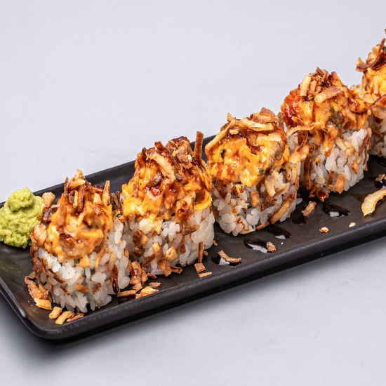 Запеченный ролл с угрем и луком конфи