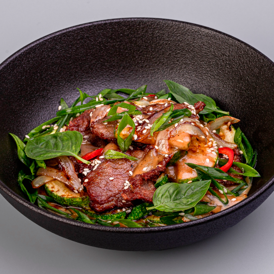 Жареная говядина с цукини в соусе уно-умами