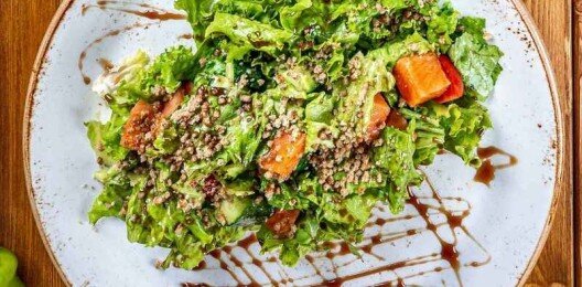 Микс салатов с слабосоленой семгой