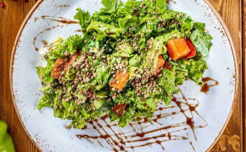 Микс салатов с слабосоленой семгой