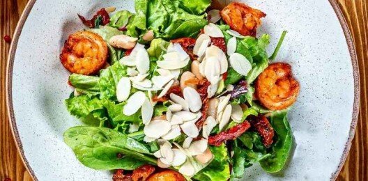 Салат из креветок с вялеными помидорами
