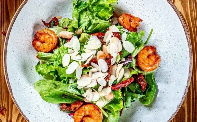 Салат из креветок с вялеными помидорами