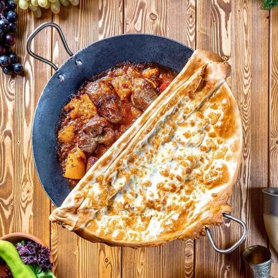 Садж с шашлыком из курицы с овощами